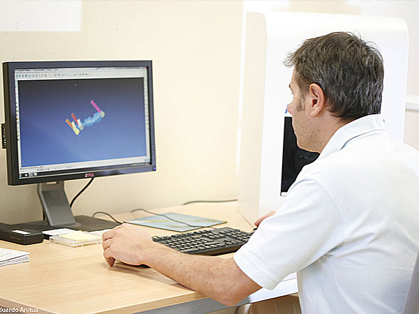 Empleado trabajando delante de su PC